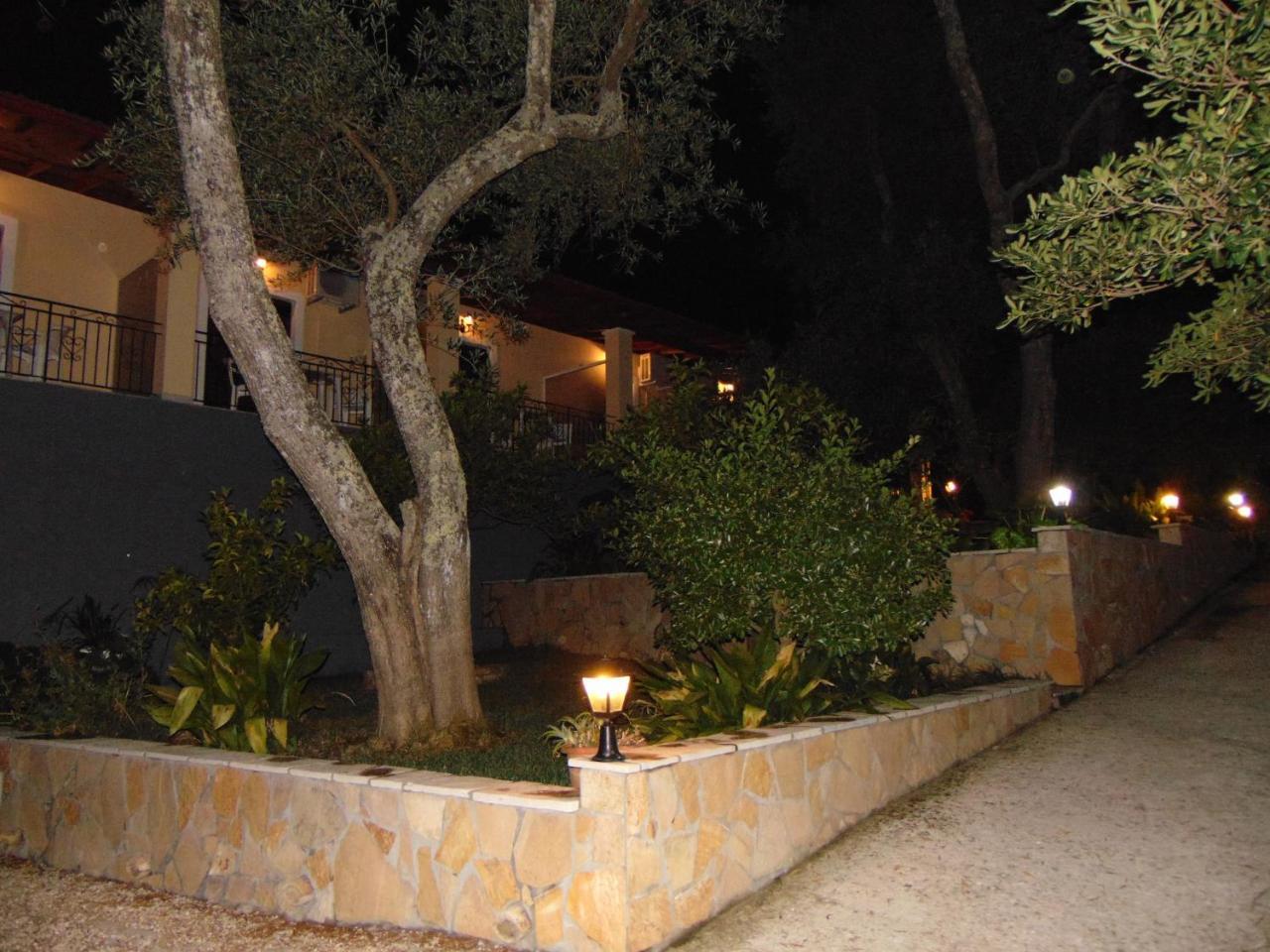 Villa Eleni - Studios Liapades Buitenkant foto